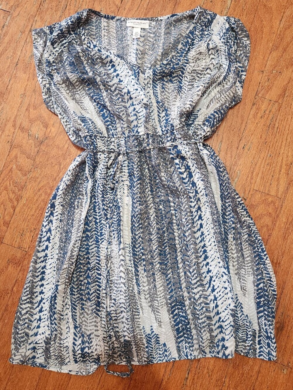 Liz Lange Maternity Blouse in Blue and Cream Abstract Print